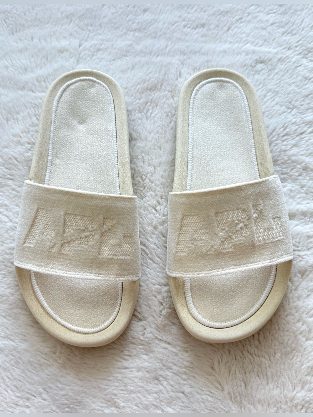 NEW!!! APL women white velvet slides size 6 US Retail 130$